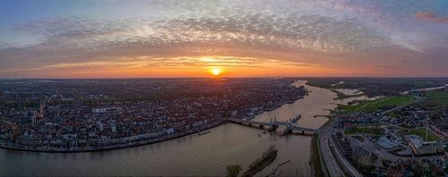 Kampen in de IJsseldelta tijdens zonsondergang in de lente van bovenaf gezien