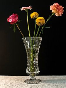 Bild eines Stillebens mit Blumen.