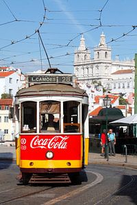 Lissabon : Tram in der Alfama