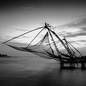 Chinesische Fischernetze bei Sonnenuntergang schwarz-weiß von Rik Plompen