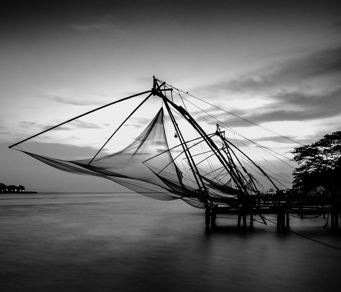 Les filets de pêche chinois au coucher du soleil en noir et blanc par Rik Plompen