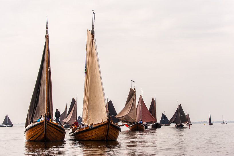 Botters zeilend op het water by Brian Morgan