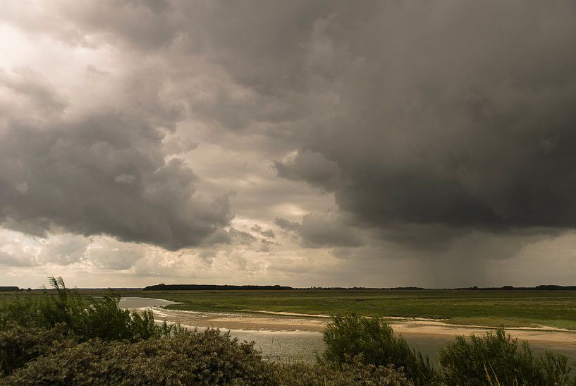 Zware regenval over natuurgebied Het Zwin van Edwin van Amstel
