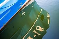 Reflectie van een scheepsboeg