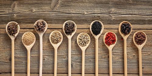 Exotische kruiden op houten kooklepels
