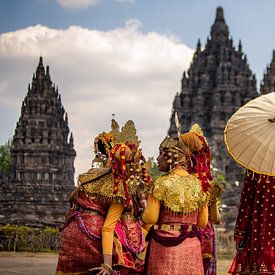 Traditionell gekleidete Tänzerinnen im Prambanan-Tempel in Java, Indonesien von Jeroen Langeveld, MrLangeveldPhoto