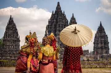 Traditioneel geklede dancers bij Prambanan tempel op Java, Indonesië