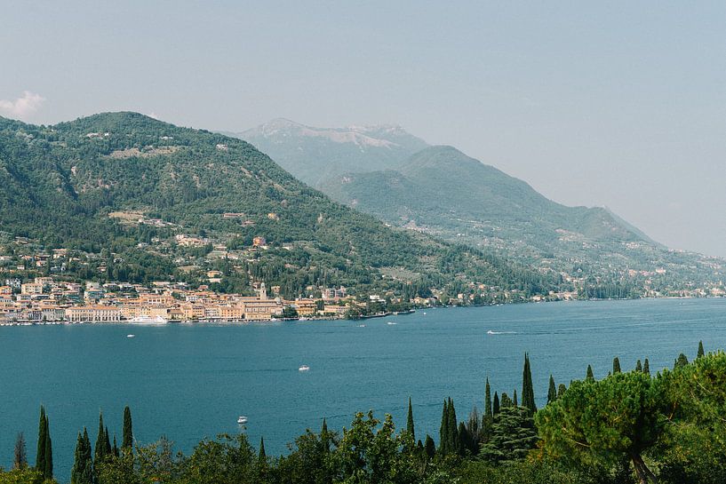 Vue du lac de Garde | Italie | Europe | Lac | Paysage | Photographie de voyage par Mirjam Broekhof