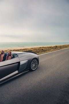Audi R8 V10 met een Prachtig Zeezicht op de Achtergrond van Sebastiaan van 't Hoog