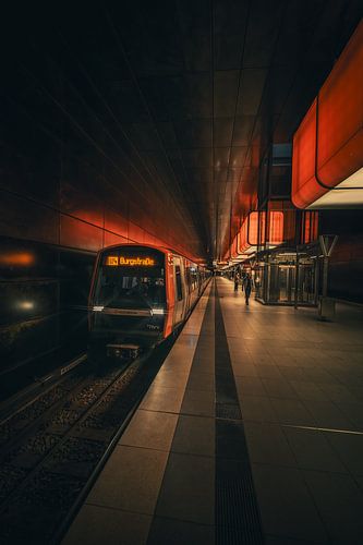 La station de métro colorée de l'université HafenCity à Hambourg, Allemagne