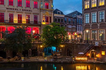 Ambiance de soirée à Utrecht Oudegracht Winkel van Sinkel et Hôtel de Ville sur Russcher Tekst & Beeld