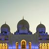 Zicht op de blauw verlichte Sheikh Zayed Grand Mosque in de avond in Abu Dhabi, Verenigde Arabische  van WorldWidePhotoWeb