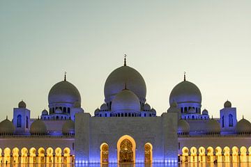 View of the blue-lit Sheikh Zayed Grand Mosque in the evening in Abu Dhabi, United Arab Emirates by WorldWidePhotoWeb