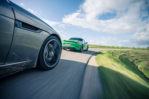 Porsche Boxter und Jaguar F-Type in der Kurve