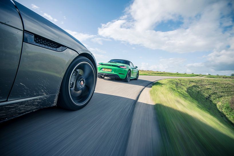 Porsche Boxter und Jaguar F-Type in der Kurve von Sytse Dijkstra