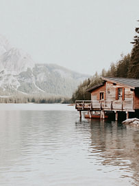 Hangar en bois sur un lac de montagne – Art paysage nordique