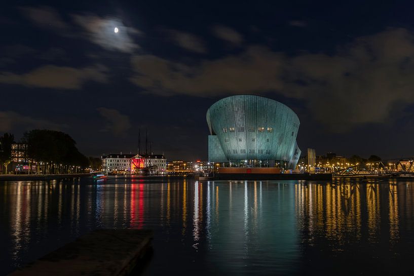 Nemo en scheepvaartmuseum by night van Frans Nijland