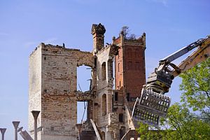Abriss des Speicher gebäudes des Komplexes Böllberger Mühle in Halle