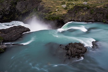 Langzeitbelichtung von Wasserfall in Chile