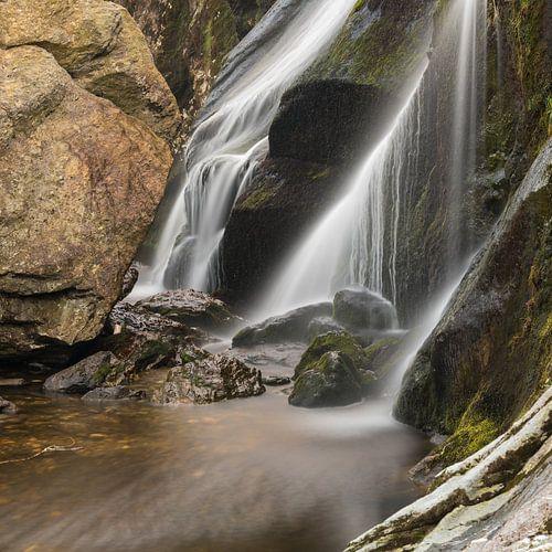 Seul avec une cascade sur As Janson