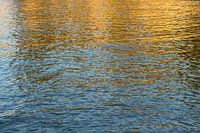 Wasseroberfläche bei Sonnenaufgang am Mittelmeer