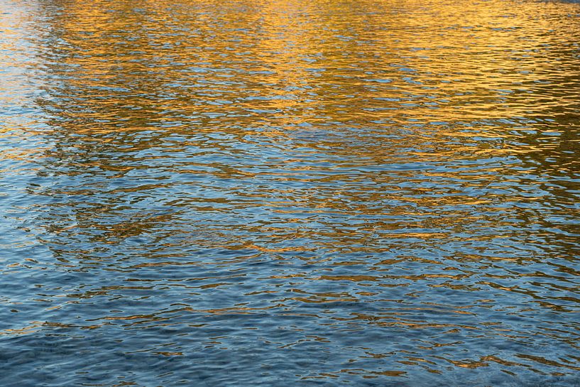 Wasseroberfläche bei Sonnenaufgang am Mittelmeer von Adriana Mueller
