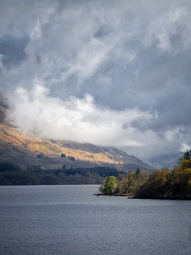 Jeux d'ombre et de lumière sur le Loch Awe, en Écosse sur Pascal Raymond Dorland