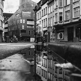 Reflectie in een plas - Antwerpen van Perry Dolmans