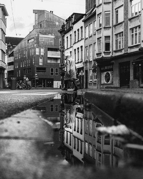 Spiegelung in einer Pfütze - Antwerpen von Perry Dolmans
