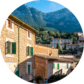 Mistige bergdorp Deià op Mallorca