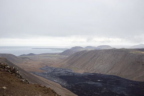 Vulkanisch landschap met uitzicht op de zee in IJsland | Reisfotografie