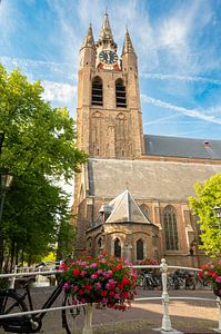 Alte Kirche, Oude Kerk in Delft an einem Sommertag von Sjoerd van der Wal Fotografie