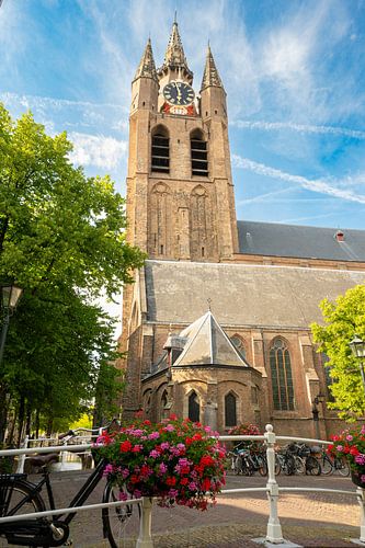 Oude Kerk in Delft tijdens een zomerse dag