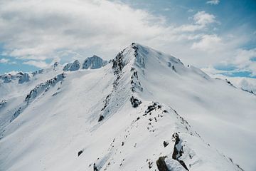 Besneeuwde Sentinel Peak op heldere lentedag van Joep van de Zandt