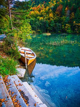See mit Boot im Herbst von Mustafa Kurnaz