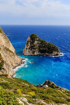 Rotswand aan zee op Griekenland (Griekenland) van Matthijs de Rooij