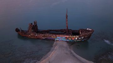 Schiffswrack in Griechenland aus der Luft von Ewold Kooistra