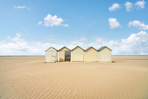 Cinq cabines de plage colorées sur la plage de sable d'Ouistreham, en Normandie