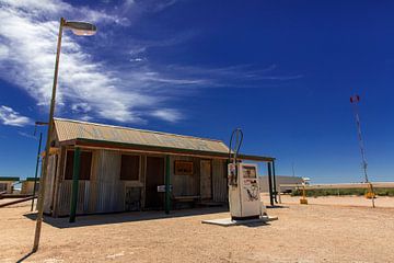 Old gas station on the Nullarbor, a road through the emptiness of southern Australia. by Coos Photography