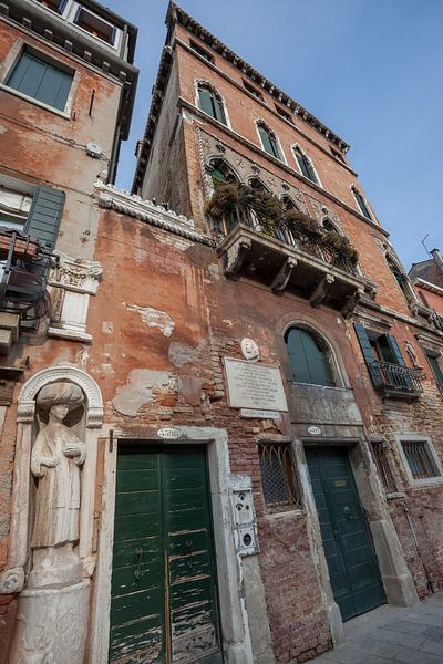 Maison avec un homme enturbanné dans le vieux centre de Venise, Italie par Joost Adriaanse