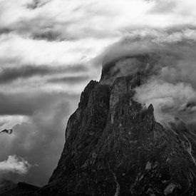 Mystieke Alpen: De Berg der Betovering boven de Wolken van Michael Bollen