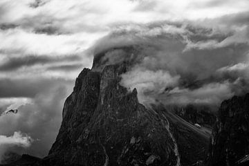 Mystische Alpen: Der Berg der Verzauberung über den Wolken von Michael Bollen