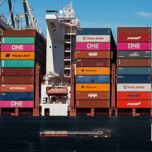 Containerschepen in de haven laden en lossen.