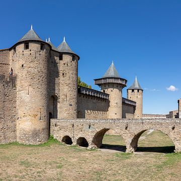 Brug van kasteel Comtal in de oude stad Carcassonne in Frankrijk van Joost Adriaanse