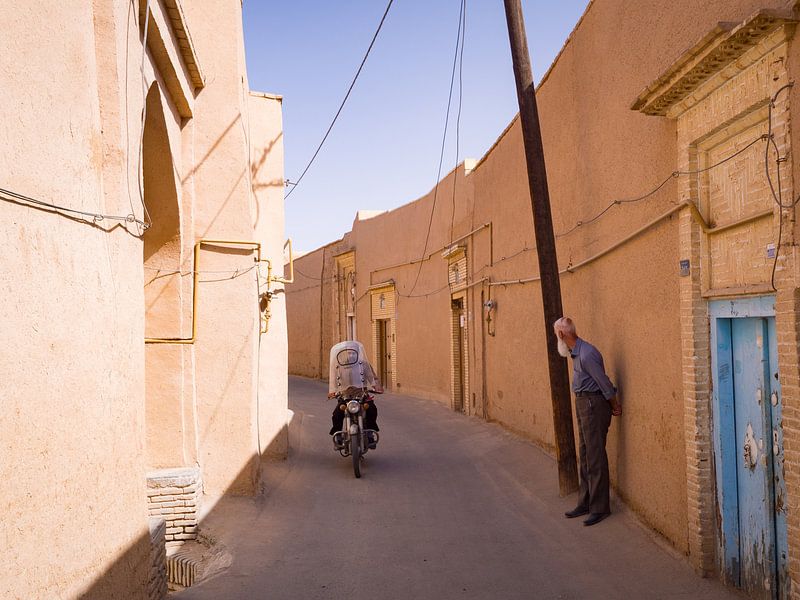 Motocycliste et vieil homme dans les rues de Yazd, Iran par Teun Janssen