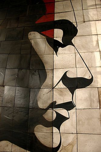 Abstract portret op moderne tegelmuur