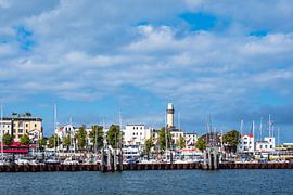 Blick auf den Leuchtturm von Warnemünde