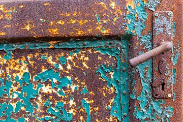 Urbex - Detail van oude roestige deur van Photo Henk van Dijk