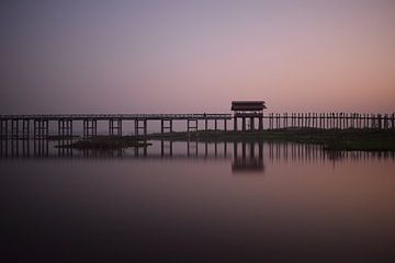 Zonsopgang bij U-bein brug in Myanmar van Anouk van Eeuwijk