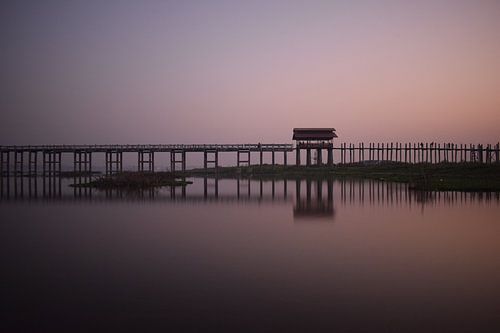Lever de soleil sur le pont U-bein au Myanmar